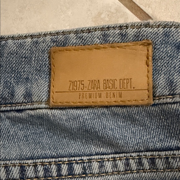 Zara Light Blue Distressed Boyfriend Jeans with Floral Embroidery - Picture 5 of 5